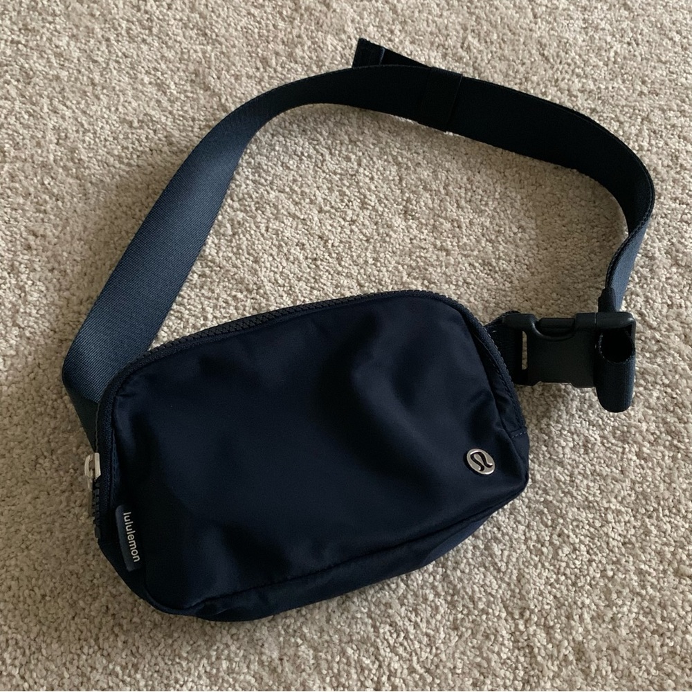 Lululemon everywhere belt bag 1L - True Navy